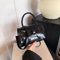Modische schwarze Umhängetasche mit Schleifen-Dekor und glänzender Lackleder-Optik - Schwarz