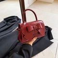 Elegante weinrote Schleifen-Handtasche aus glänzendem Faltenleder mit Rundgriff - Rot