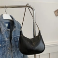 Sac hobo noir chic en similicuir brillant avec bandoulière chaîne dorée et fermeture éclair - Noir