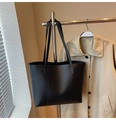 Bolso tote negro minimalista de gran capacidad colgado bajo una cálida luz ambiental - Negro sin Colgante