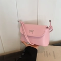 Bolso de hombro rosa mate con hebilla de lazo plateada y detalle de correa anudada - Rosa
