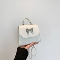 Piccola borsa quadrata chic in pelle PU bianca con fiocco in metallo argento e tracolla - Bianco