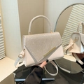 Beige Handtasche mit V-förmigen Diamantkristallen und goldenen Metallteilen - Gold