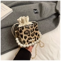 Schicke Mini-Box-Tasche mit Leopardenmuster, Perlen-Griff und goldener Kette - Khaki