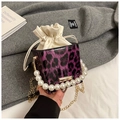 Violette Box-Tasche mit Leopardenmuster, Perlengriff und goldener Kette in Glanzoptik - Lila