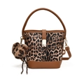 Leopard-Eimertasche mit braunem Lederbesatz und Plüsch-Anhänger in der Frontansicht - Ohne Anhänger / Braun