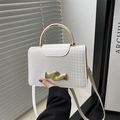 Witte handtas met krokodillenprint, gouden metalen handvat en golvende magneetsluiting - Wit
