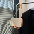 Umhängetasche in Champagnergold mit Glitzer-Flap und minimalistischer Metallkette - Gold