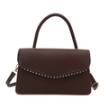Donkerbruine lederen handtas met zilveren studs en een elegante gebogen klep - Bruin
