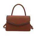 Bruine vintage leren schoudertas met zilveren klinknagels en handvat in minimalistische stijl - Bruin