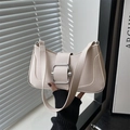 Schicke beige Unterarm-Baguette-Tasche mit silberner Metallschnalle und Schultergurt - Weiß
