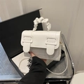 Borsa a tracolla bianca minimalista in ecopelle con manico increspato e fibbie decorative - Bianco