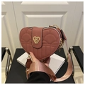 Dettaglio della borsa a tracolla rosa a forma di cuore con texture litchi e chiusura - Rosa Antico