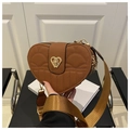 Dettaglio della borsa a tracolla marrone a cuore con texture a grana e chiusura dorata - Marrone