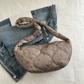 Bolso de hombro acolchado topo con estampado floral y detalle de correa anudada - Caqui