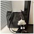 Nahaufnahme der schwarzen Twill-Tasche mit Silberkette und Plüsch-Wolkenanhänger - Schwarz Mit Anhänger