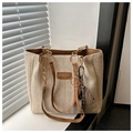 Détail d'un sac cabas tissé beige avec chaîne dorée et bandoulière en cuir marron - Avec Pendentif / Marron