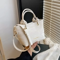Beige geplooide emmertas met gouden FASHION-tekst en elegant handvat bovenop - Broken Wit