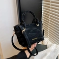 Zwarte vintage emmer tas met FASHION-belettering en kreuktextuur materiaal - Zwart