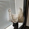 Witte gewatteerde shopper met kleurrijke stiksels en verstelbare brede schouderband - Wit