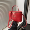 Sac à main boîte rouge mat avec nœud doré élégant et bandoulière réglable pratique - Rouge