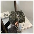 Detalle del bolso de hombro con estampado de leopardo, perlas y correa de cadena plateada - Verde