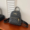 Schicker Damen-Rucksack mit grauem Monogramm-Muster und goldener Schleifenverzierung - Schwarz