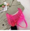 Vue détaillée du sac en PVC rose néon transparent avec fermeture éclair et crochet argent - Rose