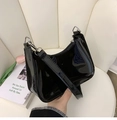 Détail du sac à bandoulière en cuir verni noir brillant avec fermeture éclair argentée - Noir