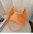 Sac hobo orange semi-transparent en PVC avec fermeture éclair blanche sur canapé - Orange