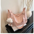 Roze okseltas met een witte wolk pluche hanger en stijlvol logo-detail - Roze