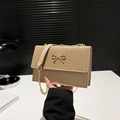 Urban chic small square shoulder bag in beige woven leather with golden bow buckle - Khaki