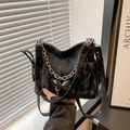 Sac hobo chic en velours noir avec boucle papillon argentée et chaîne de style punk - Noir