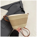 Bolso tipo cubo de paja con rayas marrones y correa de cuero ajustable para verano - Beige y Caqui