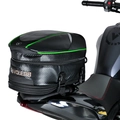 Détail du sac de selle moto étanche avec texture carbone et finitions en passepoil vert - Vert