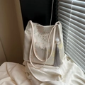 Bolso tote beige con bordado floral, textura de seda y borla gris decorativa - Blanco de Pintura Tradicional