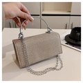 Detail van champagne gouden pailletten clutch met zilveren ringhandvat en kettingriem - Goud
