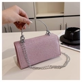Detail van roze glitter avondtas met rond zilveren metalen handvat en kettingriem - Roze
