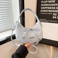 Sac à main croissant bleu clair avec texture plissée et détail de nœud - Bleu