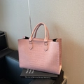 Sac cabas rose gaufré crocodile pour femme, grand sac à bandoulière et détails dorés - Rose