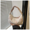 Sac hobo chic avec jacquard papillon rose et argent dans une élégante forme en demi-lune - Rose