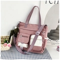 Dettaglio della borsa tote in tela rosa multi-tasche con tracolla e ciondolo a rana - Rosa Con Ciondolo