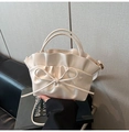 Détail du sac à main plissé blanc crème avec nœud élégant et texture ondulée - Blanc