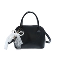 Minimalistische schwarze Umhängetasche mit Spitzenschleife und Perlenanhänger-Dekor - Schwarz