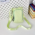 Detail van limoengroene nylon crossbodytas met trekkoordsluiting en ritszak - Lichtgroen