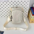 Detail van gebroken witte nylon crossbodytas met trekkoord en ritsvak - Broken Wit