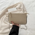Petit sac en paille beige avec bordure perlée argentée et bandoulière en chaîne - Blanc