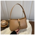 Détail du fermoir en métal unique et du sac porté épaule en similicuir camel lisse - Kaki