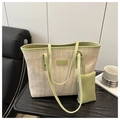 Detalle de bolso tote de paja con ribete de cuero en contraste y mini estuche de cremallera - Verde