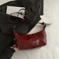 Bolso de media luna en charol granate con costuras verticales y elegante estilo francés - Rojo